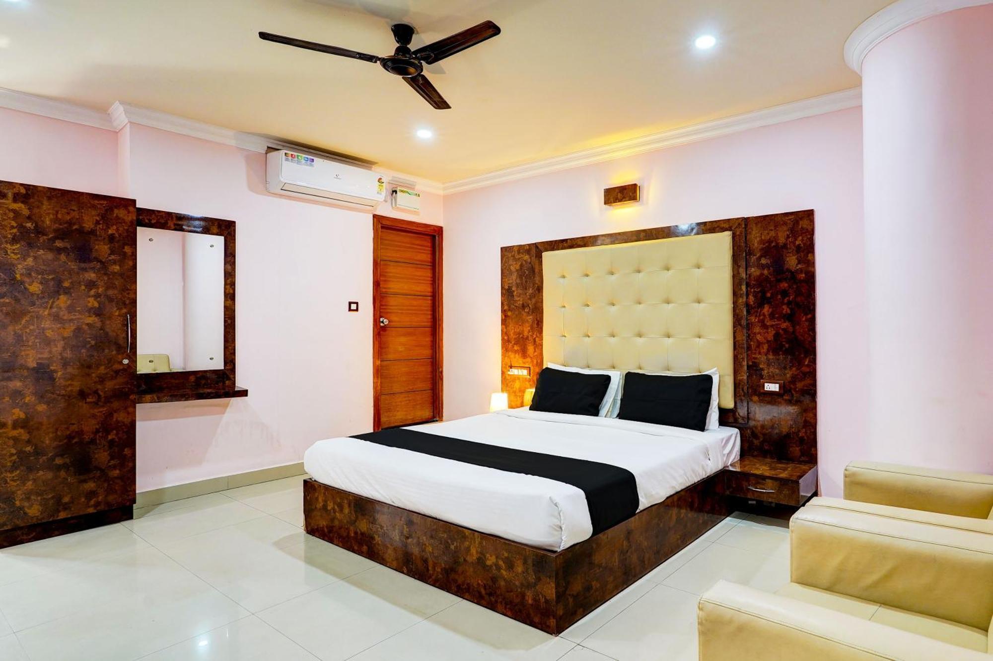 Super Townhouse Mg Road Near Commercial Street Бангалор Екстериор снимка