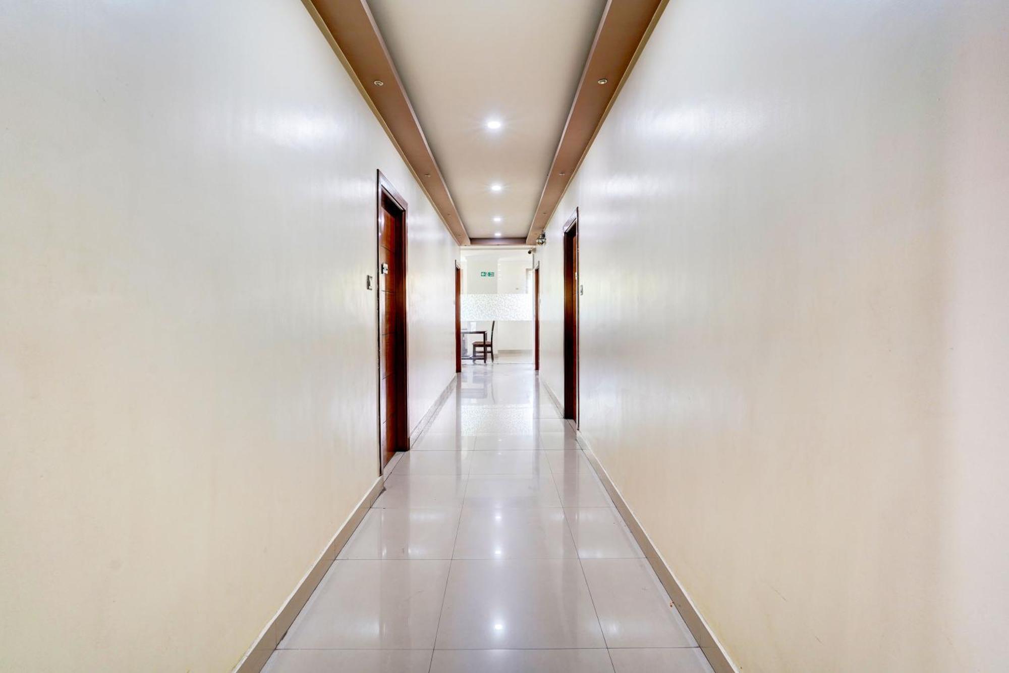 Super Townhouse Mg Road Near Commercial Street Бангалор Екстериор снимка